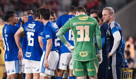 Cruzeiro vê rival vencer e cai para a lanterna do Brasileiro