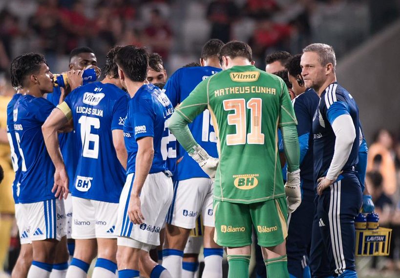 Cruzeiro vê rival vencer e cai para a lanterna do Brasileiro
