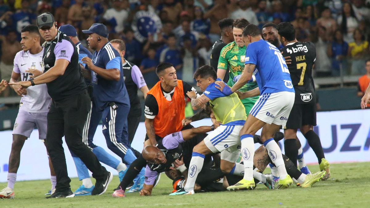 Cruzeiro x Atlético: Hulk se desculpa, mas revela momento em que ‘entrou na briga’