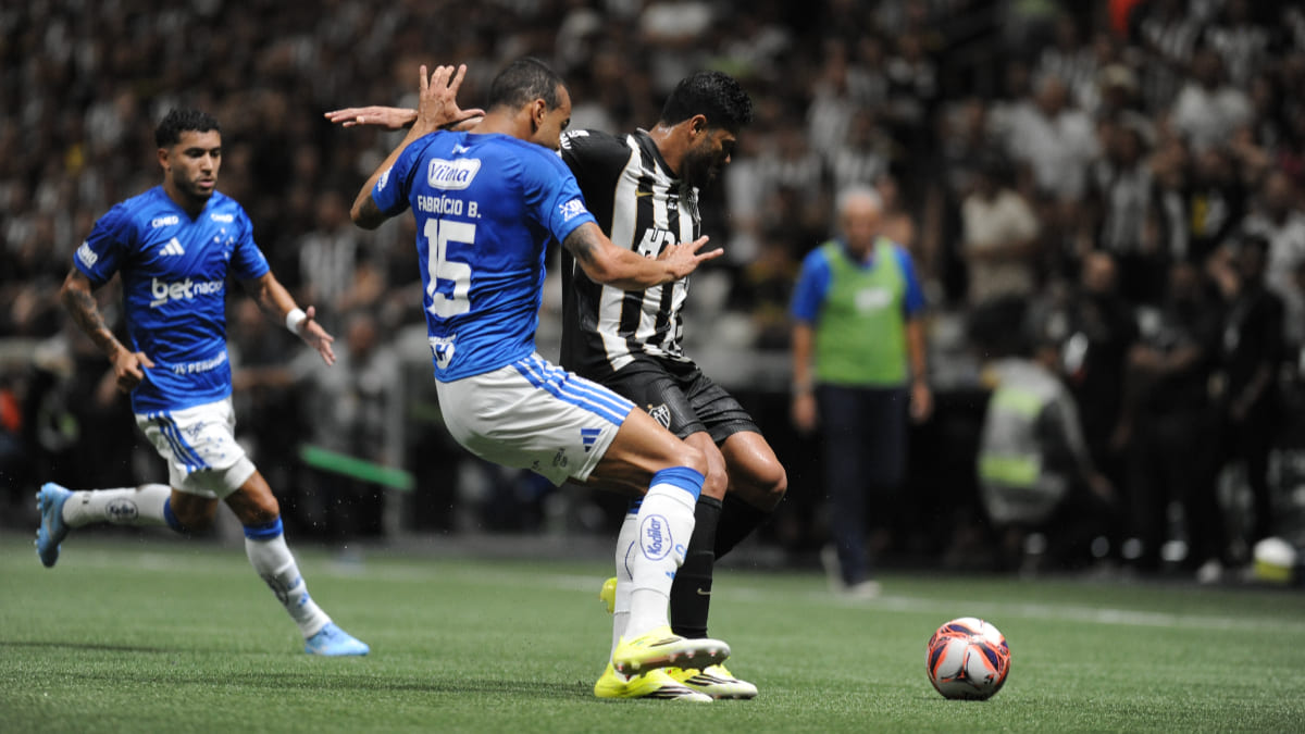 Fabrício Bruno, zagueiro, e Hulk, atacante, disputam bola em Cruzeiro x Atlético (foto: Alexandre Guzanshe/EM/D.A. Press)