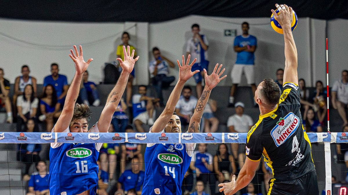 Cruzeiro e Praia Clube em ação pelo Mineiro Masculino de Vôlei (foto: Bruno Cunha/Praia Clube)