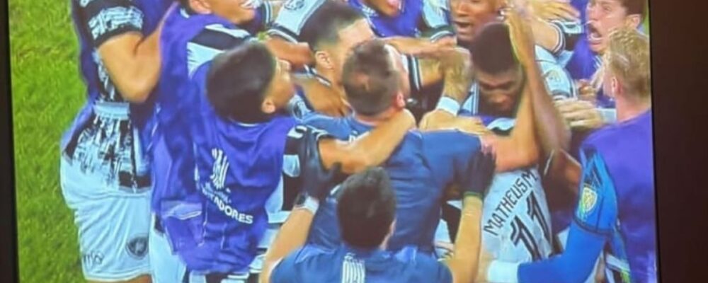 De saída do Atlético, atacante posta foto acompanhando jogo de outro time