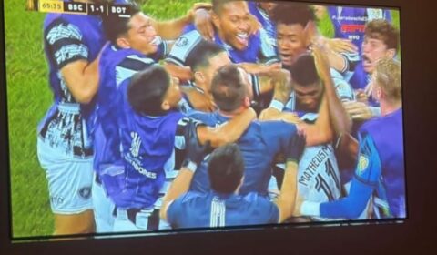 De saída do Atlético, atacante posta foto acompanhando jogo de outro time