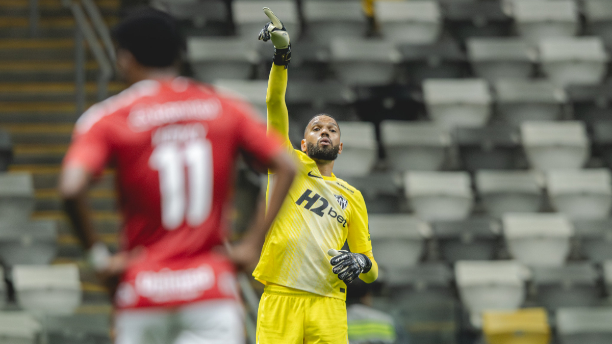 De vilão na briga a herói em três dias: Everson ressurge e salva o Atlético