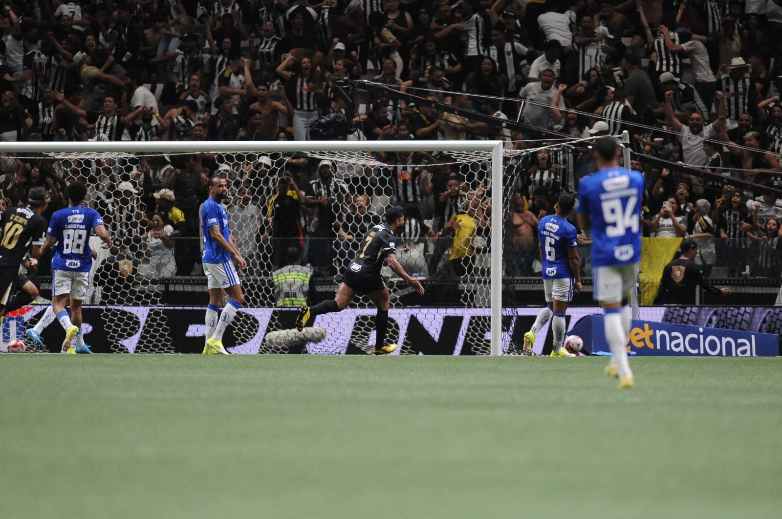 Hulk correndo em campo entre os jogadores do Cruzeiro depois de marcar gol (foto: Alexandre Guzanshe/EM/D.A. Press)