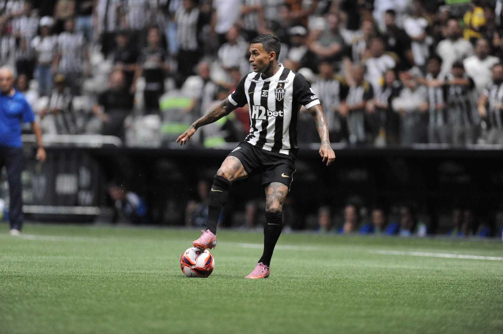 Dirigente do Palmeiras expõe bastidores e questiona transparência de Dudu, do Atlético