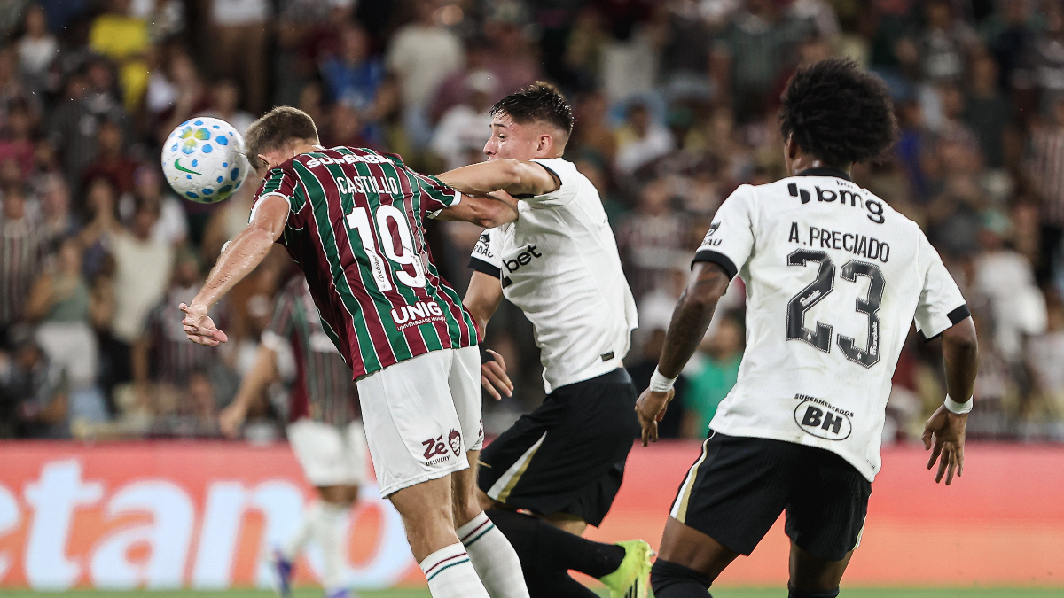 Domínguez sai em defesa de Ivan Román, que falhou em derrota do Atlético: ‘Houve erros antes’