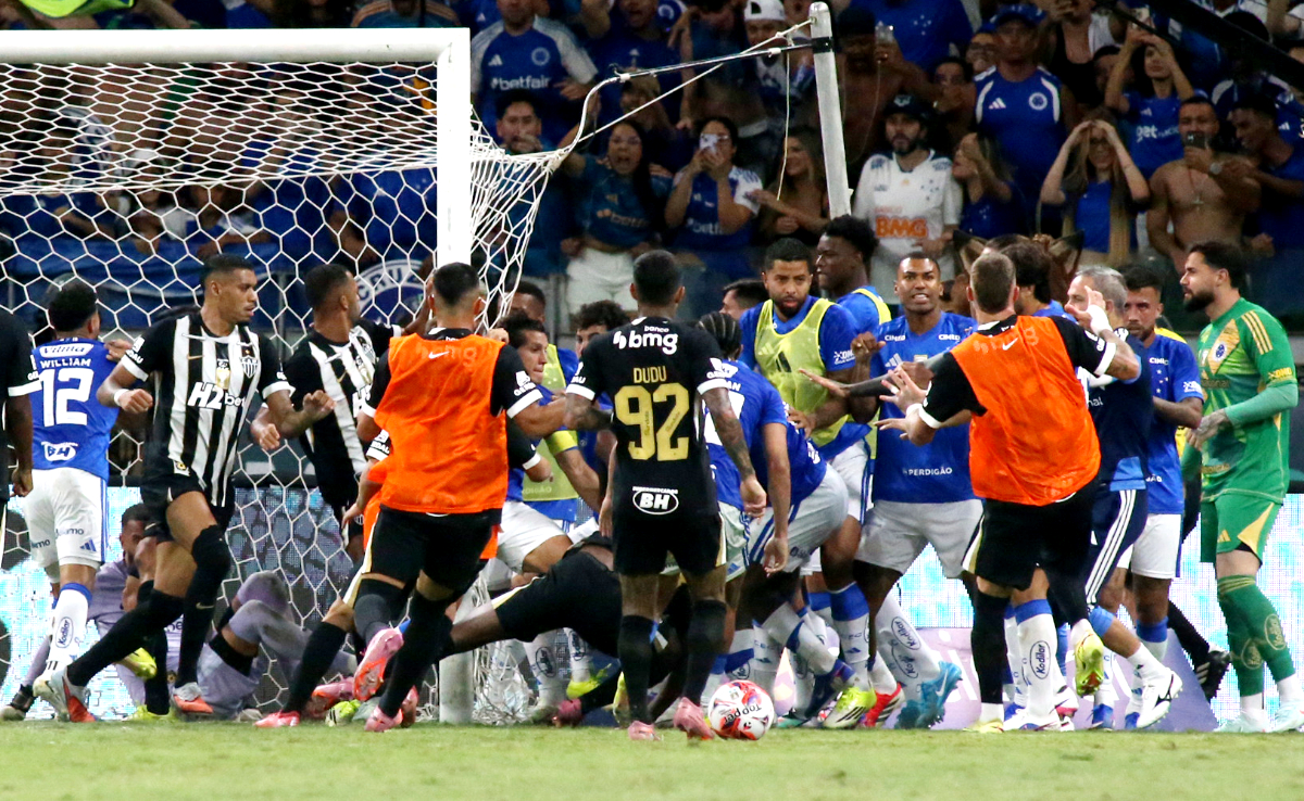 Dudu pede desculpas por pancadaria entre Cruzeiro e Atlético: ‘Cenas lamentáveis’