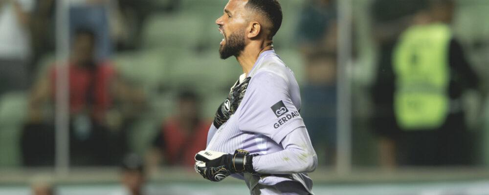 Everson coloca ídolos do Atlético e de clubes europeus em time da carreira