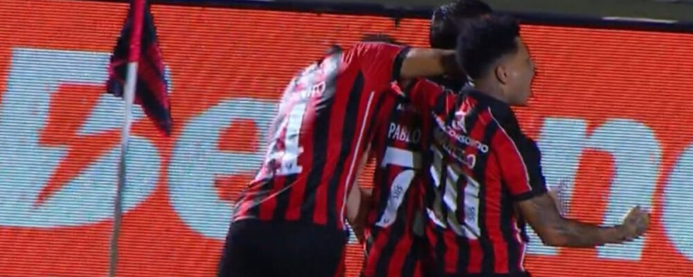 Ex-Cruzeiro aproveita falha do Atlético e faz gol de falta por baixo da barreira