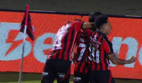 Ex-Cruzeiro aproveita falha do Atlético e faz gol de falta por baixo da barreira