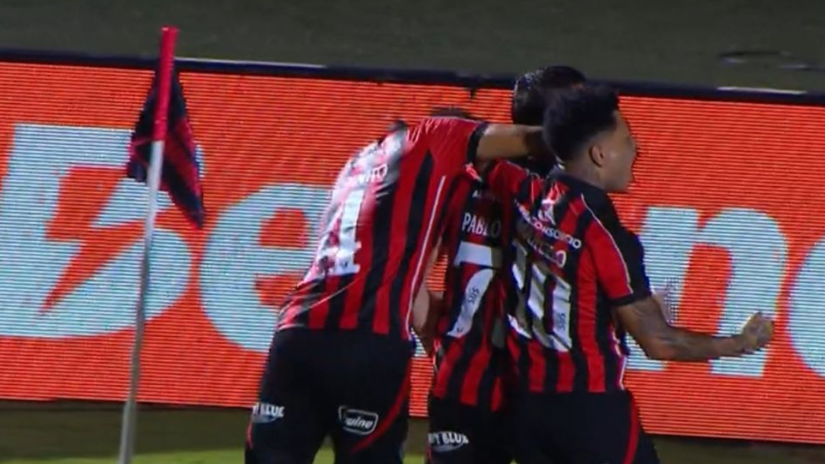 Ex-Cruzeiro aproveita falha do Atlético e faz gol de falta por baixo da barreira