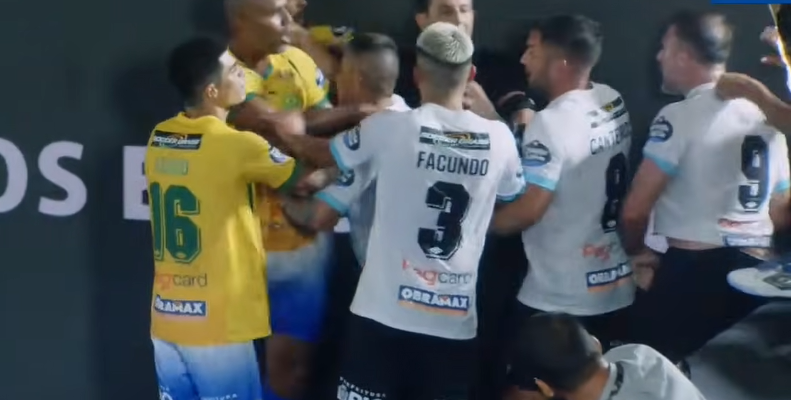 Ex-São Paulo e Atlético, Richarlyson dá socos em argentino em jogo de showbol