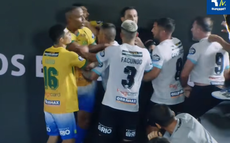 Ex-São Paulo e Atlético, Richarlyson dá socos em argentino em jogo de showbol