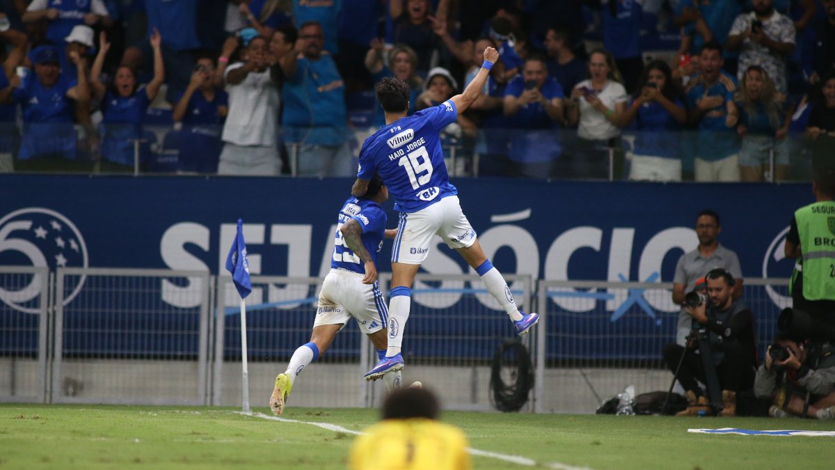 Jogadores do Cruzeiro comemoram gol contra o Pouso Alegre (foto: Edésio Ferreira/EM.DA. Press)