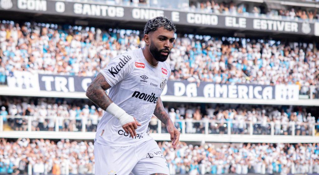 Gabigol faz dupla homenagem a Robinho no Santos e é criticado nas redes