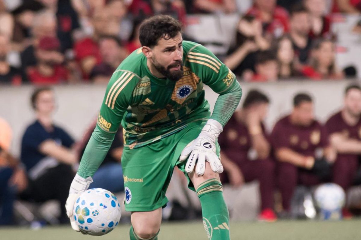 Goleiro do Cruzeiro pede tempo para ganhar confiança e diz no que o time deve mudar