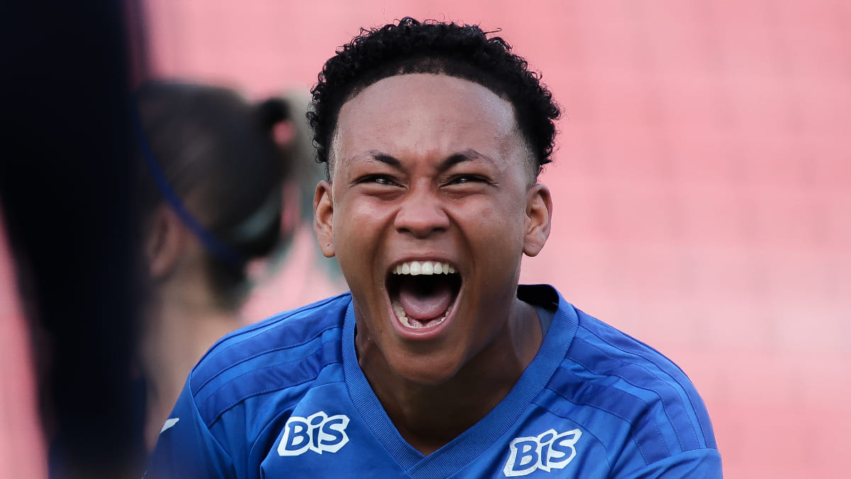 Heroína do Cruzeiro relata profecia em 1º gol como profissional e brinca: ‘Não vou pra escola’