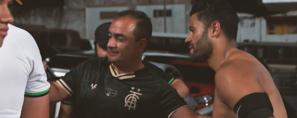Hulk é tietado por torcedores do América após classificação do Atlético