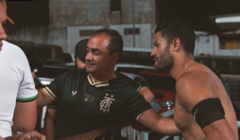 Hulk é tietado por torcedores do América após classificação do Atlético