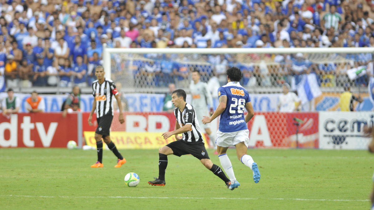 Donizete, ídolo do Atlético, em clássico contra o Cruzeiro (foto: Juarez Rodrigues/EM/D.A Press)