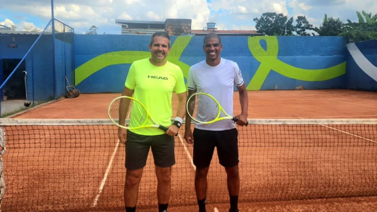 Victor e Leo Silva, ídolos do Atlético, jogaram partida de tênis (foto: Reprodução)