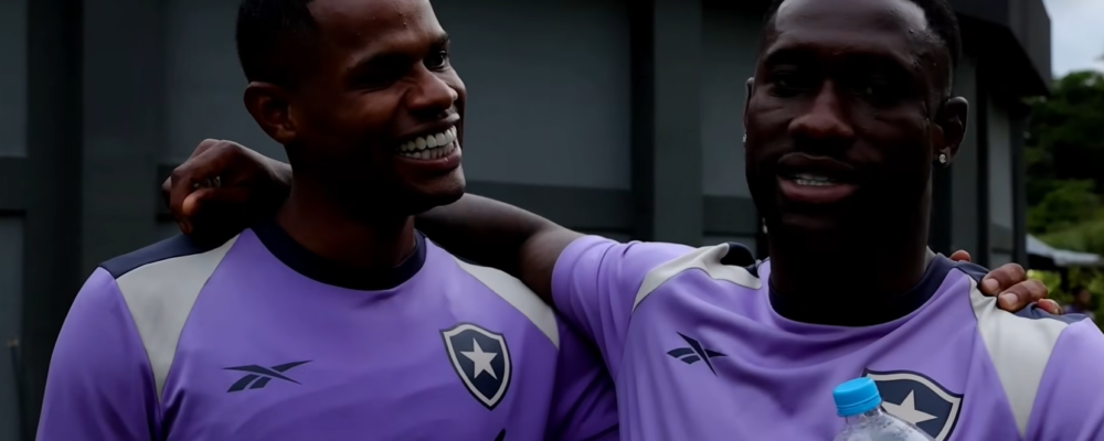 Jogador do Botafogo se declara a Júnior Santos e vibra: ‘Está feliz, está de volta’