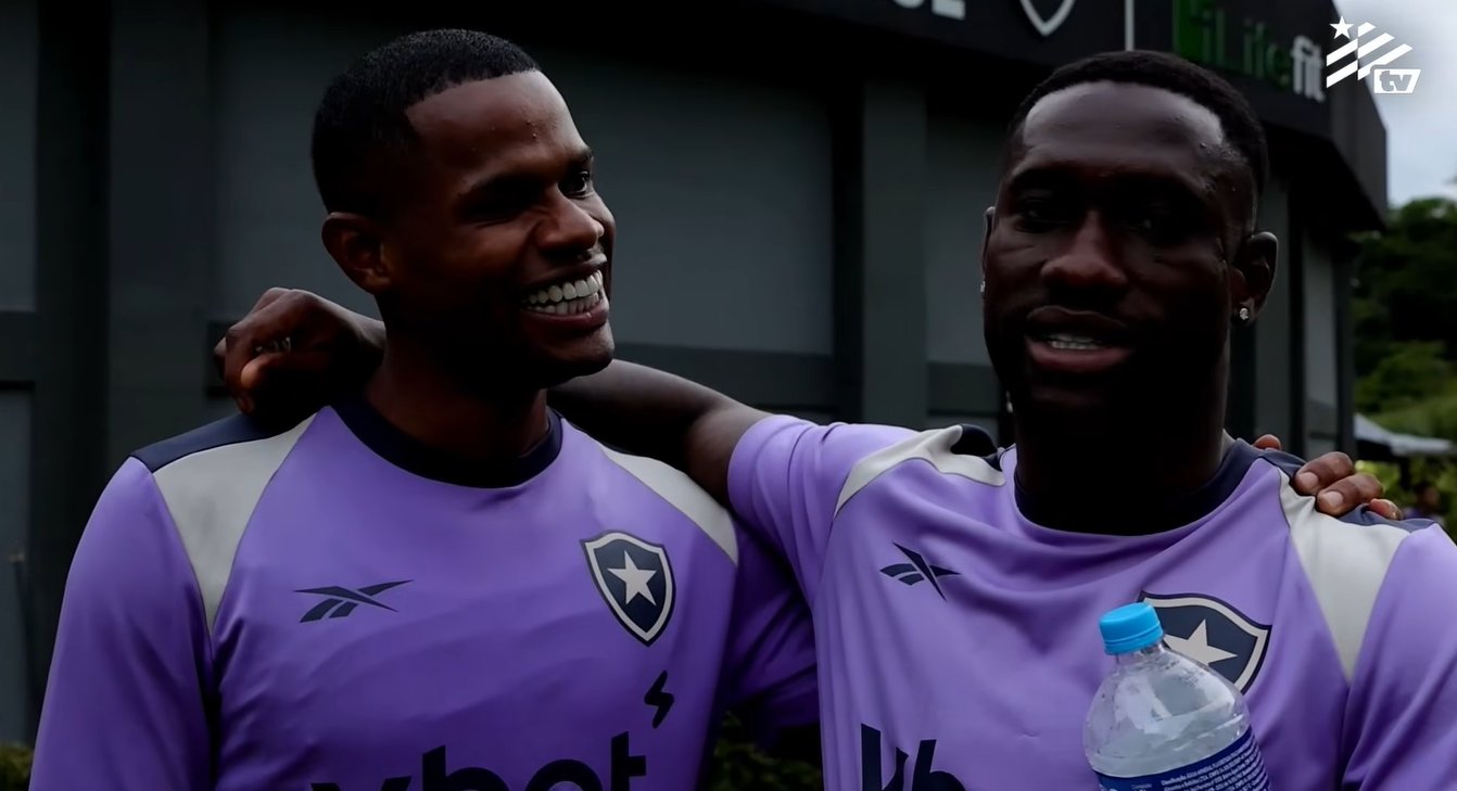 Júnior Santos e Bastos em treino do Botafogo (foto: Reprodução/Botafogo TV)