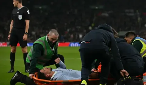 Jogador do Palmeiras torce o tornozelo e vira preocupação para seleção na Copa