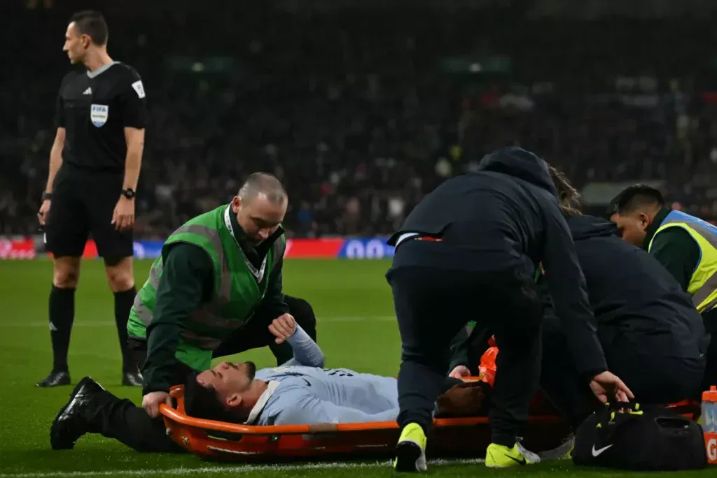 Jogador do Palmeiras torce o tornozelo e vira preocupação para seleção na Copa