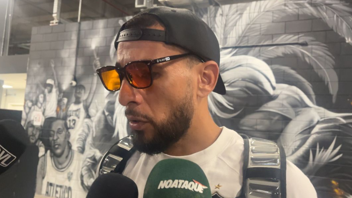 Junior Alonso explica uso de óculos especial após jogos do Atlético