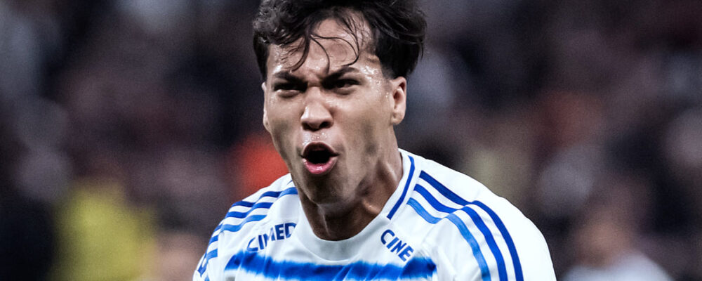 Kaio Jorge finaliza mural gigante com frase de CR7 e referência ao Cruzeiro