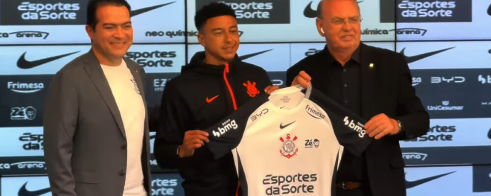 Lingard é apresentado no Corinthians e revela papo com Memphis: ‘Torcida apaixonante’