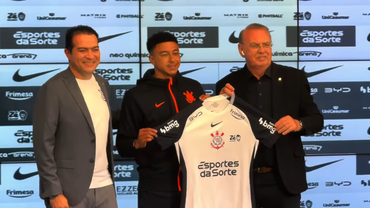 Lingard é apresentado no Corinthians e revela papo com Memphis: ‘Torcida apaixonante’