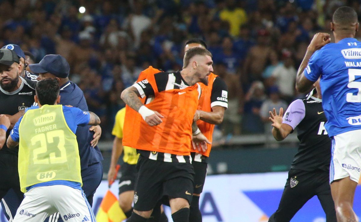 Lyanco reage à crítica de Denílson por atuação na pancadaria de Cruzeiro x Atlético