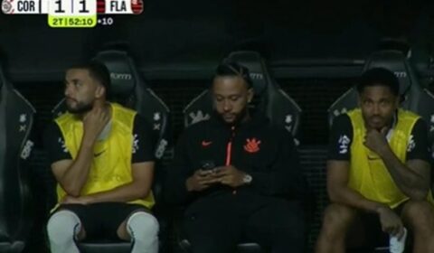 Memphis esclarece uso de celular durante empate entre Corinthians e Flamengo