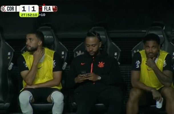 Memphis esclarece uso de celular durante empate entre Corinthians e Flamengo