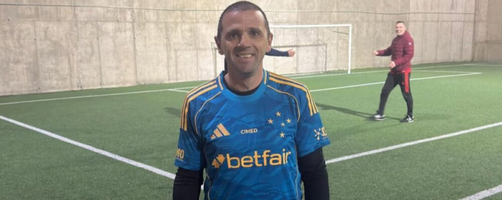 Montillo posa com a camisa do Cruzeiro e se declara à torcida