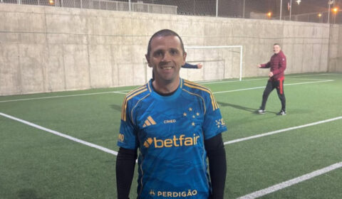 Montillo posa com a camisa do Cruzeiro e se declara à torcida