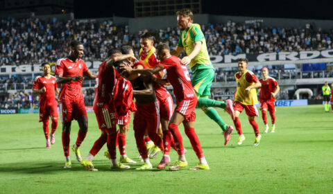 Neymar marca, mas Inter bate Santos e aumenta pressão sobre Vojvoda