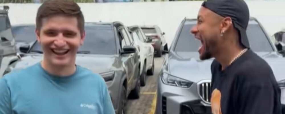 Neymar recebe visita de vereador de São Paulo: ‘Pensei que era mais alto’