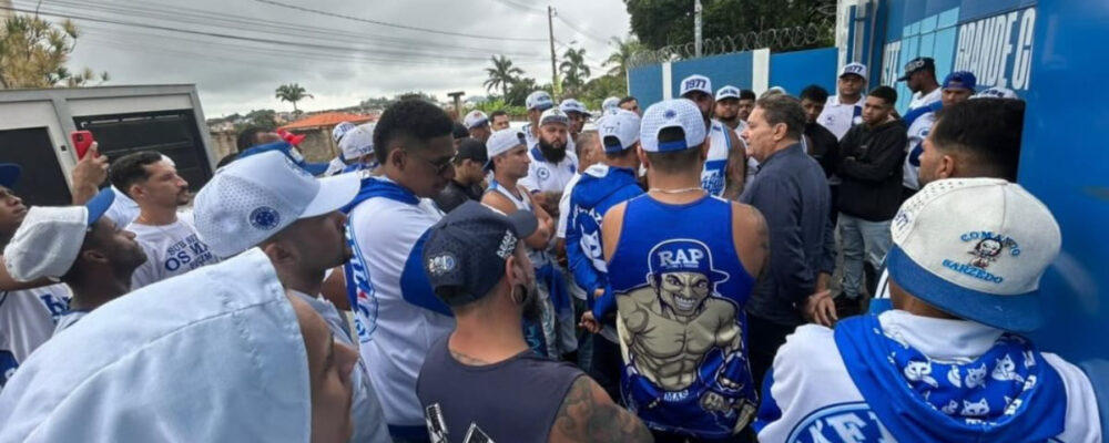 Organizada do Cruzeiro conversa com Pedro Lourenço em ida à Toca