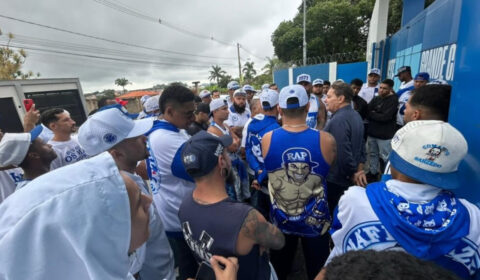 Organizada do Cruzeiro conversa com Pedro Lourenço em ida à Toca