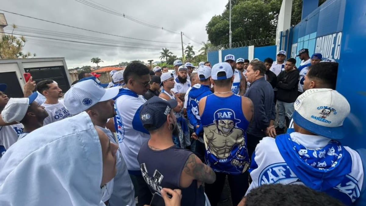 Organizada do Cruzeiro conversa com Pedro Lourenço em ida à Toca