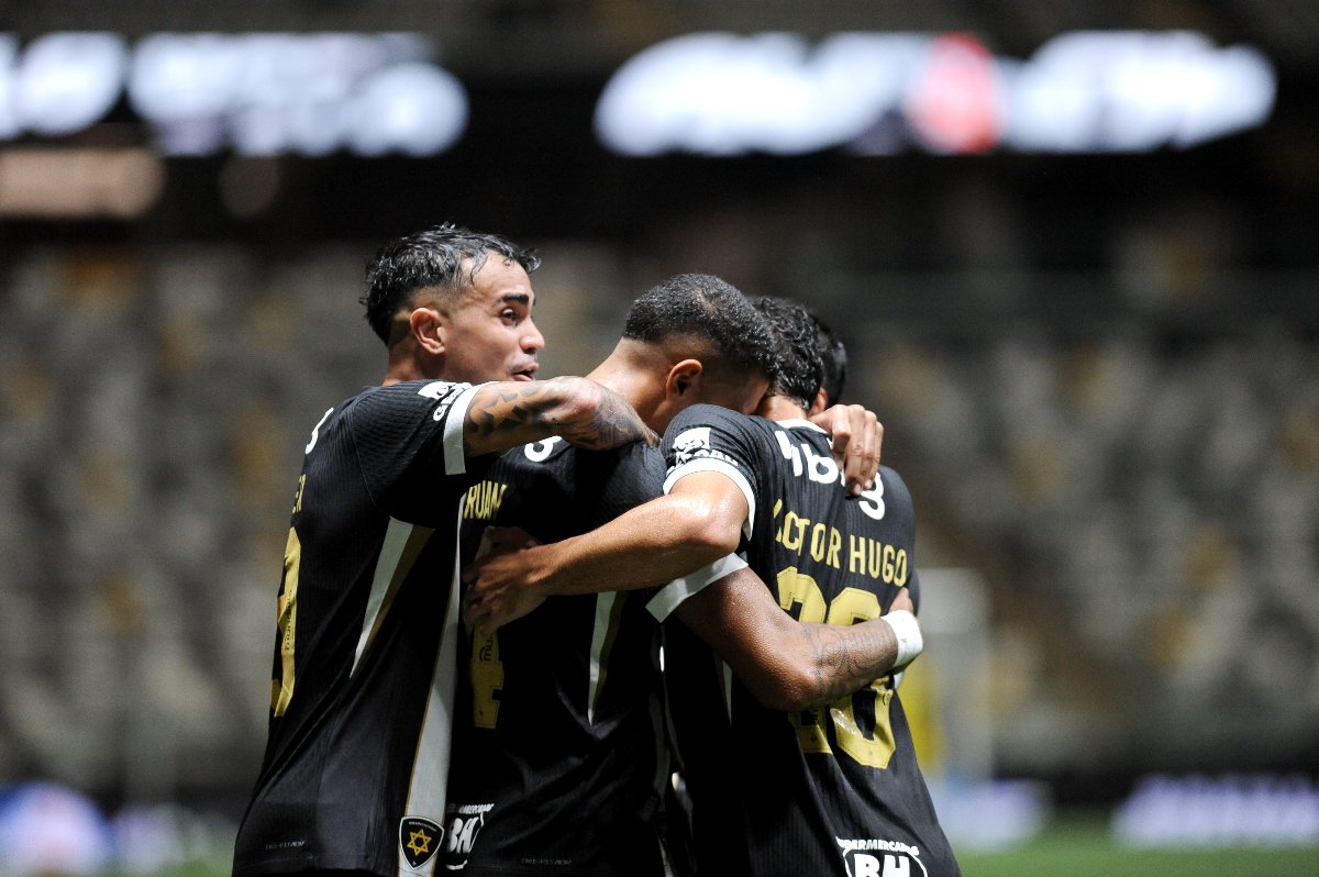 Trio de jogadores do Atlético comemora gol sobre o Remo na Arena MRV (foto: Alexandre Guzanshe/EM/D.A. Press)