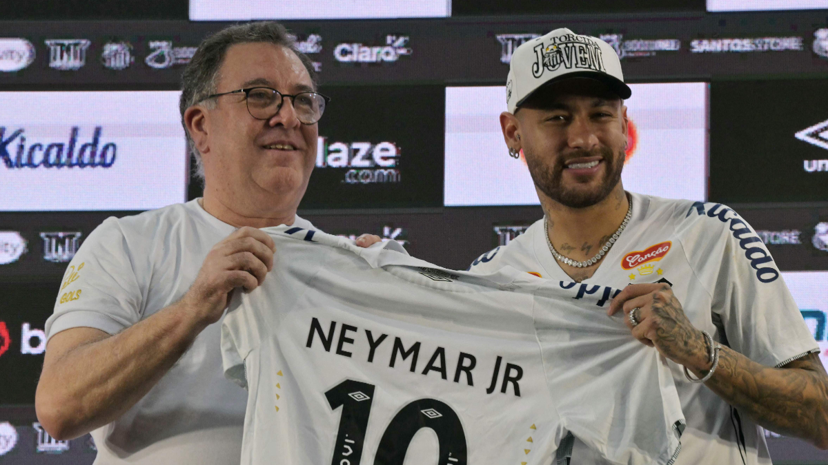 Marcelo Teixeira, presidente do Santos, segura camisa de Neymar ao lado do próprio meia-atacante (foto: NELSON ALMEIDA - 31/1/2025)