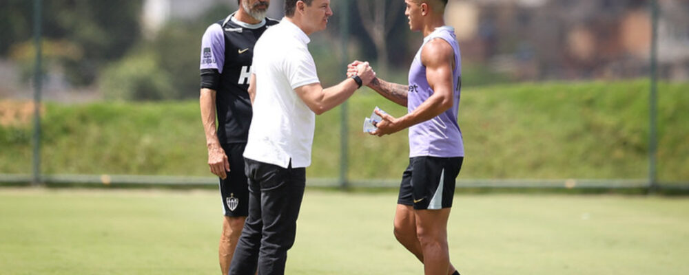 Rafael Menin marca presença em treino do Atlético na Cidade do Galo