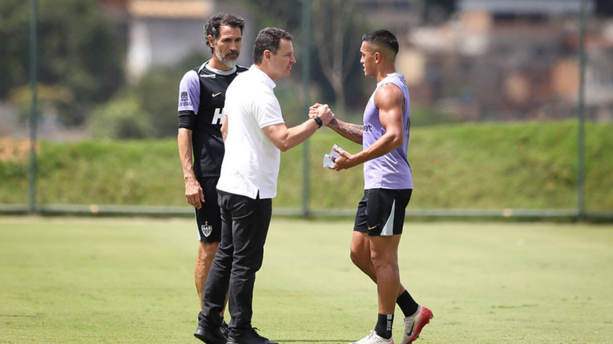 Rafael Menin marca presença em treino do Atlético na Cidade do Galo