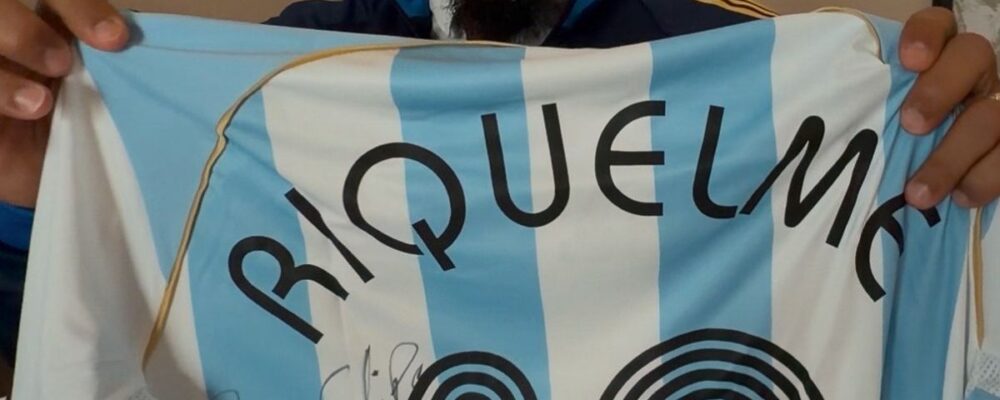 Riquelme homenageia campeão pelo Cruzeiro antes de sorteio da Libertadores