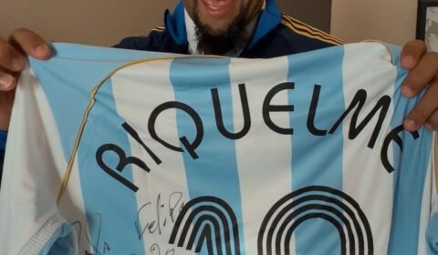 Riquelme homenageia campeão pelo Cruzeiro antes de sorteio da Libertadores